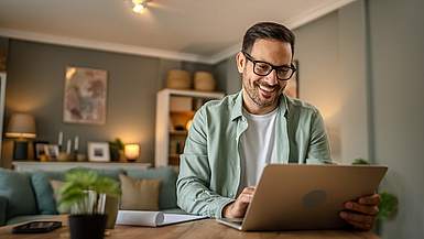 Ein junger Mann am Notebook, der sich die Mediathek anschaut