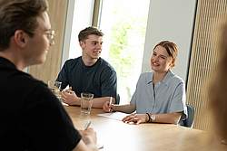 Drei Auszubildende am Tisch