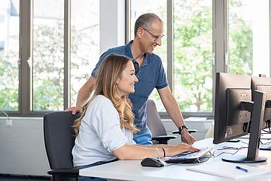 Ein Mentor und eine Auszubildende im Büro