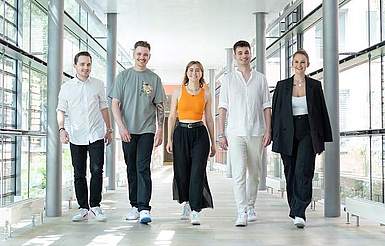 Ein junges Team des Münchener Vereins, die gemeinsam zusammenhalten