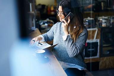 Eine junge Frau am Telefon