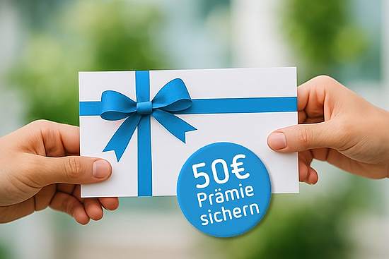 Übergabe eines Gutschein mit 50€ Prämie als Geschenk.