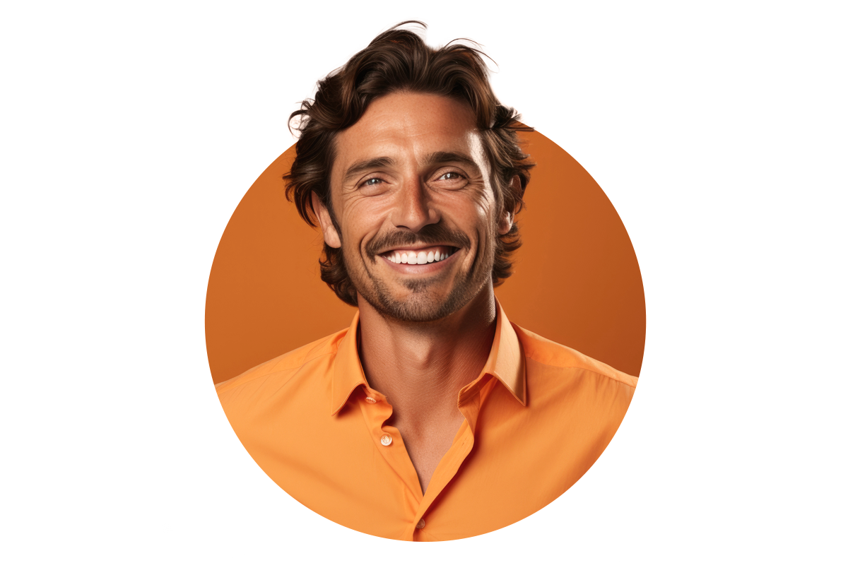 Junger Mann mit braunen Haaren und Bart lächelt in die Kamera. Er trägt ein orangenes Polo-Hemd.